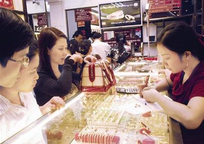 Giá vàng vẫn vững ở mức cao