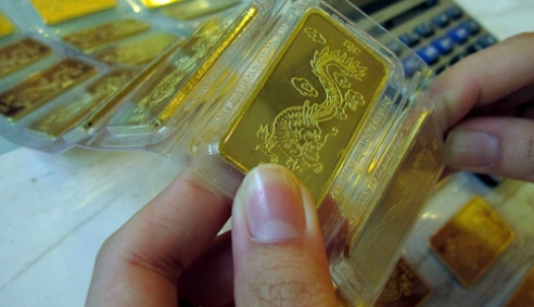 Vàng liên tục giảm, chênh lệch giá vẫn cao
