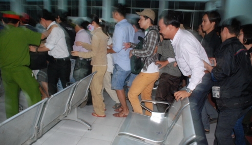 Trắng đêm mua vé tàu tết