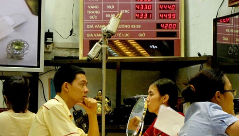 Giá vàng tiếp tục rút ngắn chênh lệch
