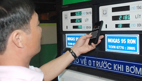 Xăng tăng giá lên sát mức cao kỷ lục