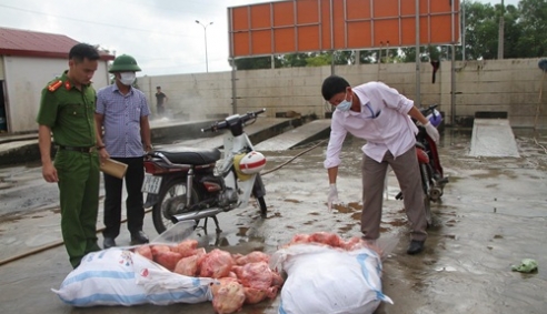 Phát hiện 2 tạ thịt gà bốc mùi không rõ nguồn gốc