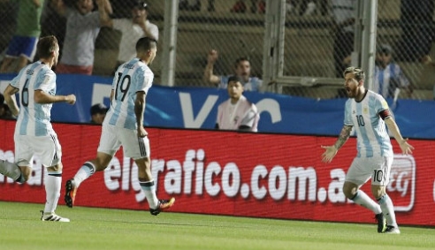 Messi tỏa sáng trong trận Argentina vs Colombia