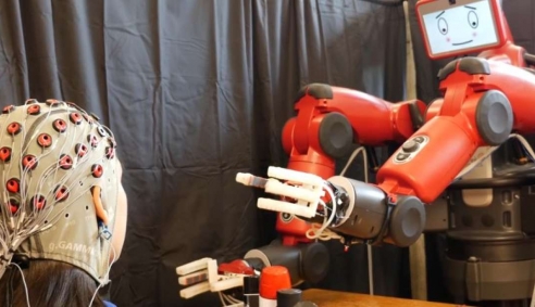 Sáng chế robot được điều khiển bằng suy nghĩ của con người