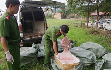 Thu giữ 1 tấn nầm lợn bốc mùi hôi thối ở Bắc Giang