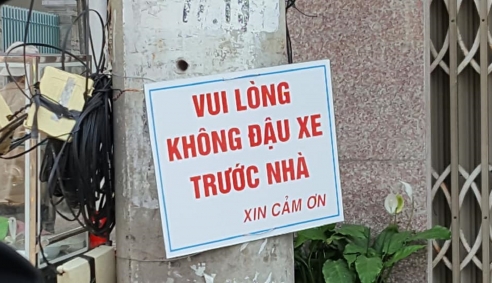 Nhắc nhở đỗ xe chắn cửa nhà có nơi nào “nhẹ nhàng” như Đà Nẵng