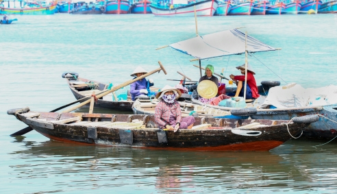Nhọc nhằn những phận đời phụ nữ mưu sinh ngày nắng nóng