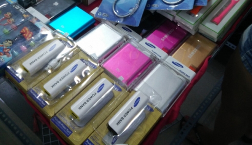 Hiểm họa từ pin sạc dự phòng giá rẻ bán tràn lan trên thị trường
