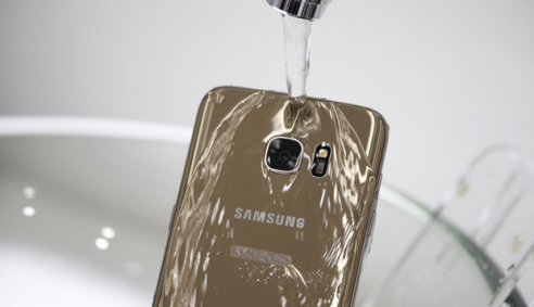 Samsung bị kiện do cáo buộc đánh lừa người tiêu dùng khi quảng cáo điện thoại Galaxy chống nước