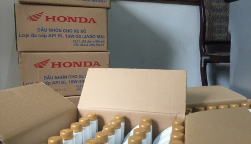 Ngang nhiên bán dầu nhớt giả mạo nhãn hiệu Honda lừa dối người tiêu dùng