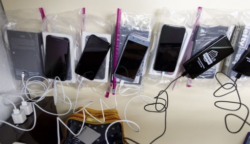 Phát hiện smartphone của Apple và Samsung có mức bức xạ vượt giới hạn cho phép