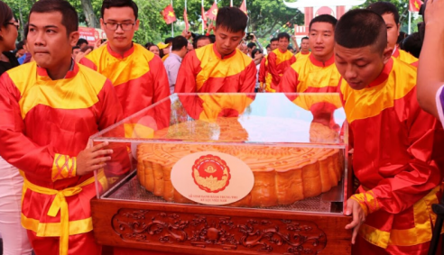 Vinh danh “Cặp bánh trung thu kỷ lục Việt Nam”: Đại tiệc trăng Rằm nghệ thuật đầy màu sắc giữa lòng Hà Nội