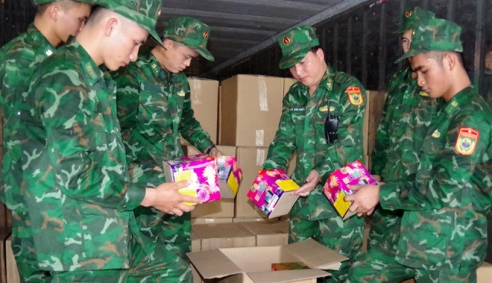 Phát hiện 13 tấn pháo nổ giấu trong các thùng hàng nông sản