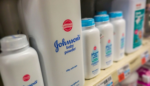 Nhiều nhà bán lẻ ngừng bán phấn rôm của Johnson & Johnson vì chứa amiăng