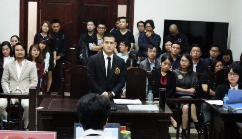 Vụ kiện bản quyền vở diễn 'Ngày xưa' tiếp tục bị hoãn, đạo diễn Việt Tú nói gì?