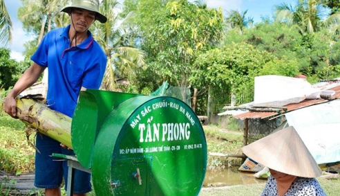 Phan Tấn Phong: Chàng 'kỹ sư' nông dân sáng chế máy xắt chuối, rau đa năng