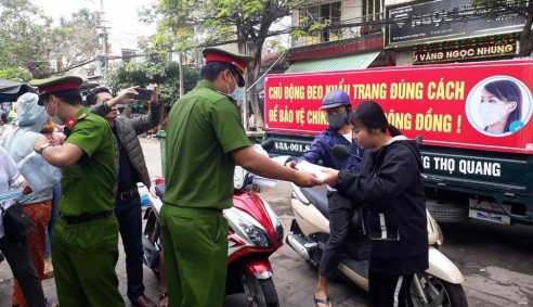 Đà Nẵng: Lực lượng chức năng tới tận nhà dân tuyên truyền phòng, chống dịch