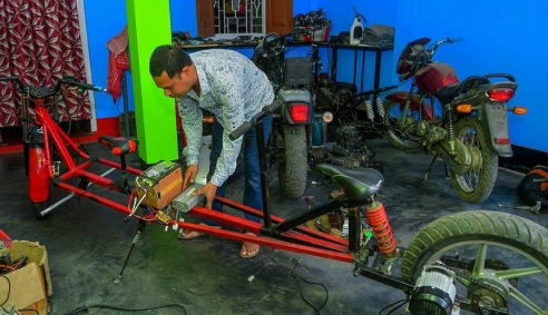 Độc đáo sáng chế 'xe đạp điện giãn cách xã hội' của kỹ sư nông dân Ấn Độ