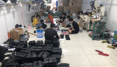 Phát hiện cơ sở sản xuất số lượng lớn sản phẩm giả mạo nhãn hiệu Adidas