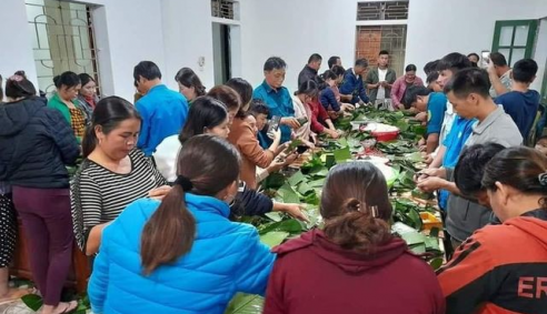 Người dân các tỉnh chung tay gói bánh chưng ủng hộ miền Trung
