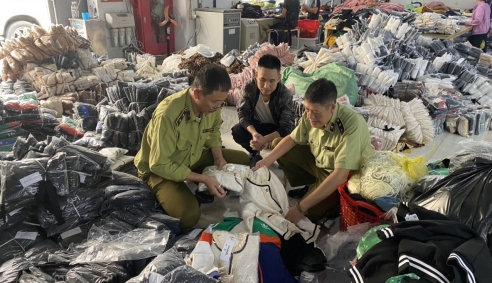 Hà Nội: Bắt quả tang cơ sở gia công hàng giả nhãn hiệu thời trang nổi tiếng