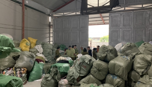 Quảng Ninh: Phát hiện kho hàng chứa hơn 28 tấn quần áo nhập lậu