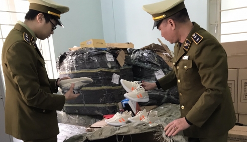 Lào Cai: Tạm giữ gần 600 đôi giày thời trang có dấu hiệu nhập lậu