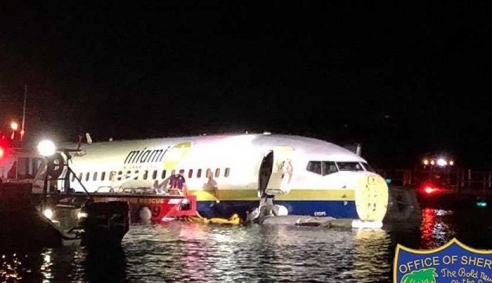 Thêm một vụ tai nạn liên quan tới máy bay Boeing 737, hành khách và phi hành đoàn may mắn thoát chết