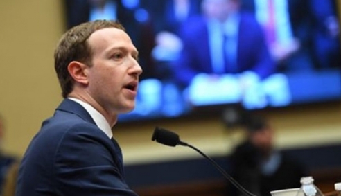 Mark Zuckerberg 'sống sót' sau màn bỏ phiếu bãi nhiệm của Facebook