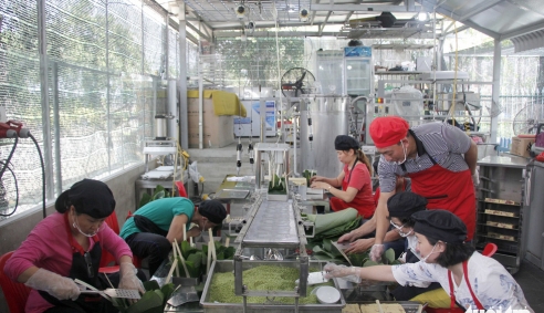 Ấn tượng với hệ thống gói bánh Chưng công suất 1 phút 1 sản phẩm của anh kỹ sư tay ngang