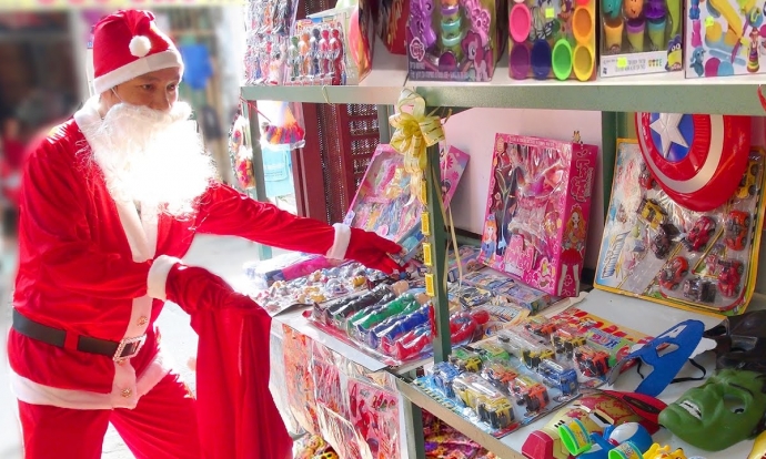 Thị trường mùa Giáng sinh: Cảnh giác với đồ chơi không nhãn mác