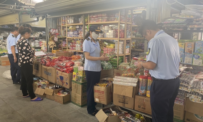 Móng Cái - Quảng Ninh: Kiểm tra, thu giữ gần 4.000 sản phẩm là thực phẩm nhập lậu