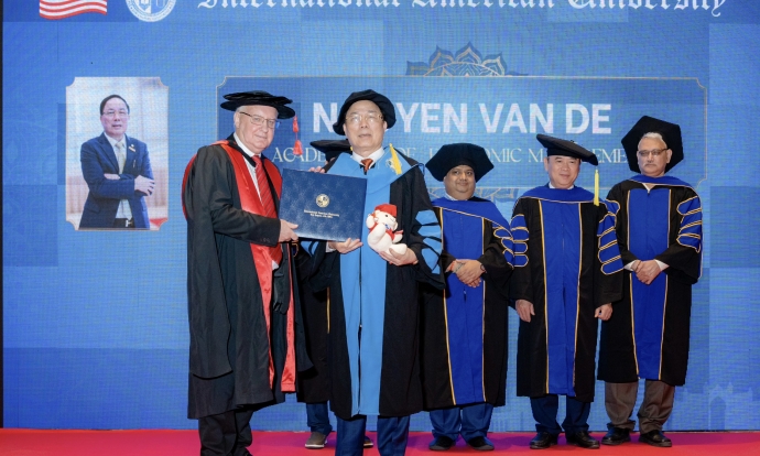 GS.TS Nguyễn Văn Đệ được Đại học Quốc tế Hoa Kỳ trao bằng Viện sĩ danh dự