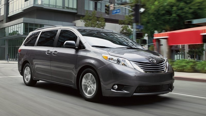 2017-Toyota-Sienna-01