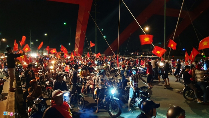 aff-cup-2018-nguoi-sai-gon-ra-duong-di-bao-cau-binh-loi-ket-xe-den-khuya-00-.9169