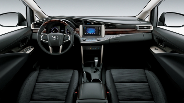 toyota-viet-nam-gioi-thieu-hai-phien-ban-innova-cai-tien-201-3