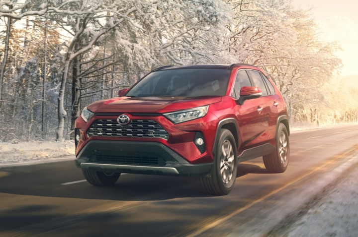 2019-Toyota-RAV4-front-three-quarter-in-motion-05
