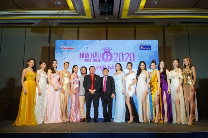 Pho TGD Vietjet Do Xuan Quang chup hinh luu niem cung BTC va cac hoa hau