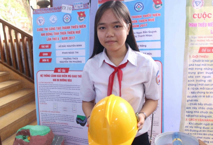 nu sinh sang che mu thong minh canh bao khoang cach an toan dien'
