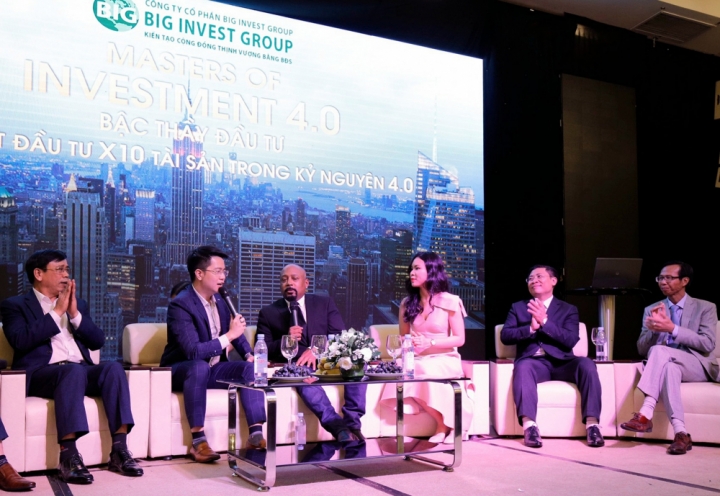  Tỷ phú Mỹ Daymond John và chủ tịch Big Invest Group Võ Phi Nhật Huy (cầm mic) trao đổi, chia sẻ kinh nghiệm đầu tư