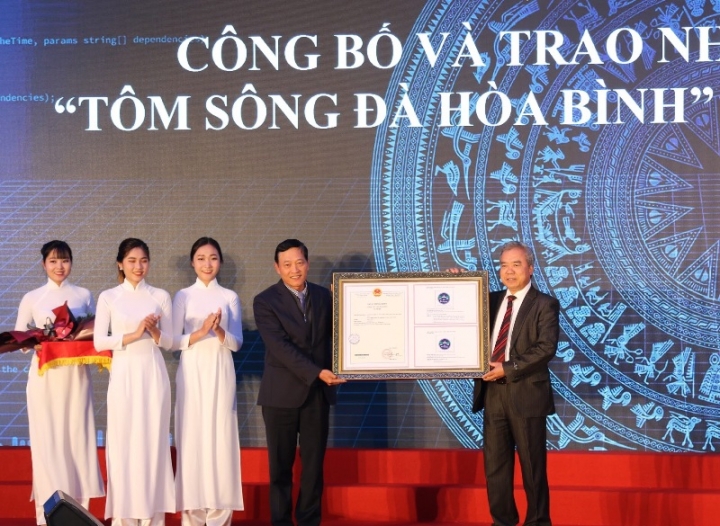 trao-nhan-hieu-chung-nhan-cho-san-pham-tom-song-da-hoa-binh-va-ca-song-da-hoa-binh
