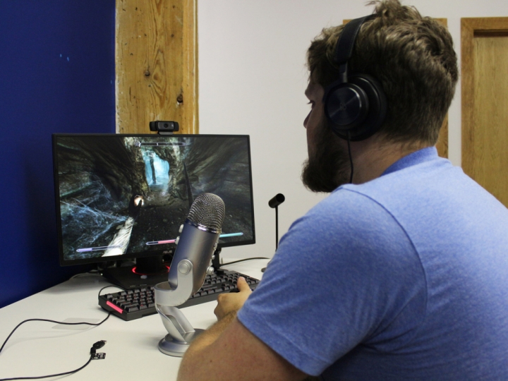 streaming-games-gear-hero
