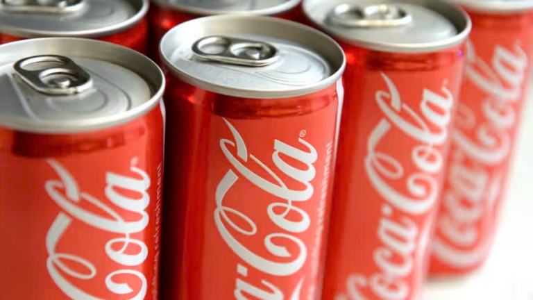 Coca-Cola thu hồi hơn 10.000 lon nước do phát hiện ô nhiễm nhựa