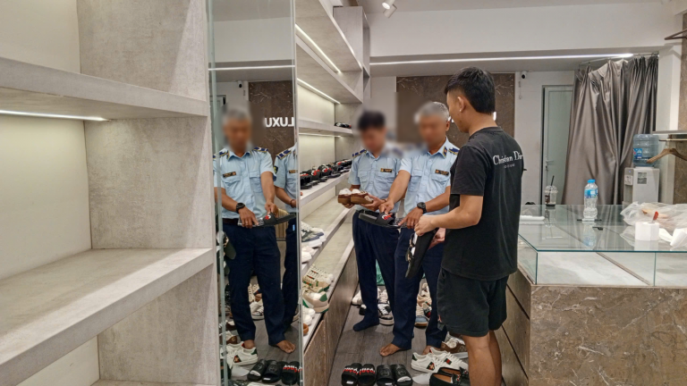 Hà Nội: Phát hiện nhiều hàng hóa giả mạo nhãn hiệu nổi tiếng tại PHAM LUXU